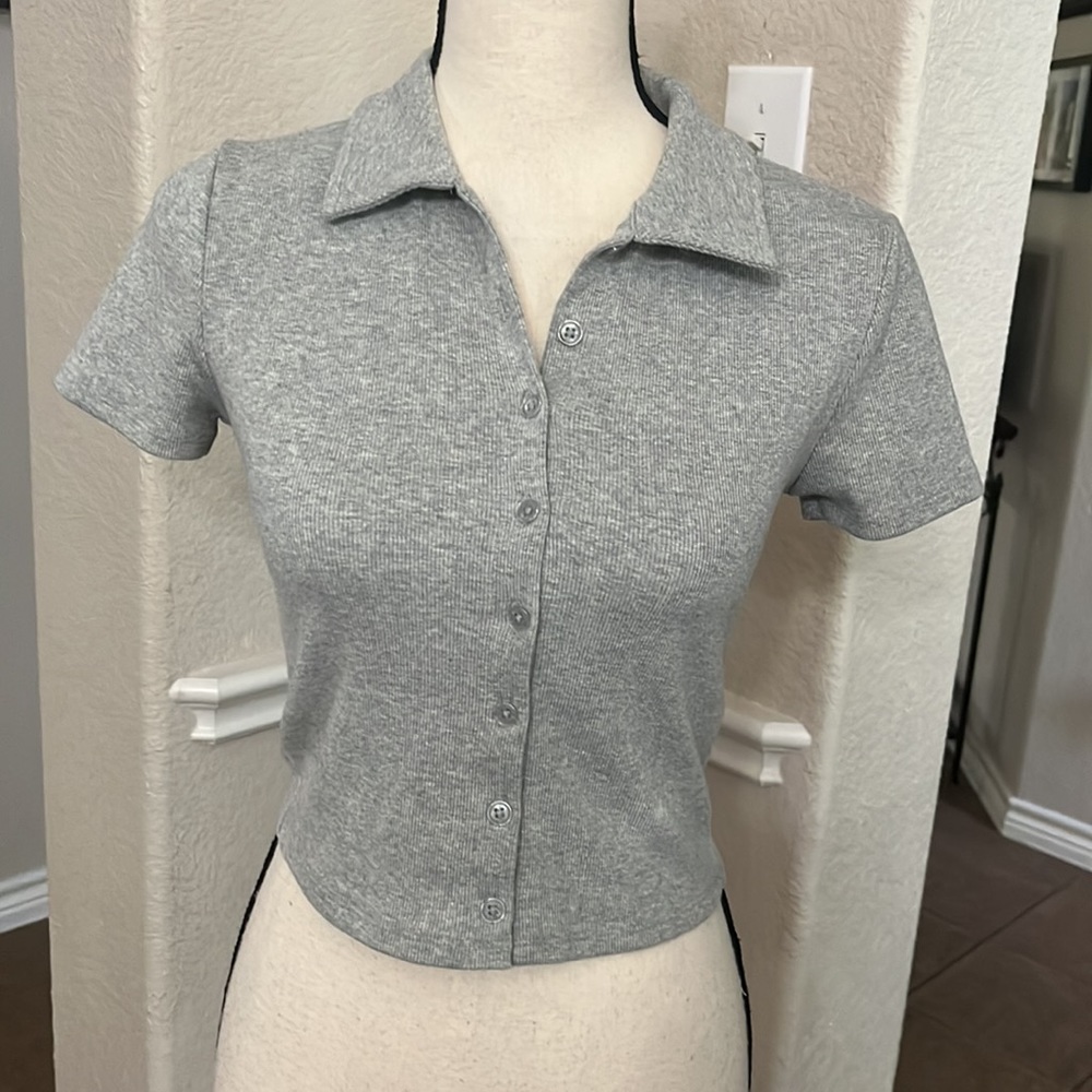 Forever 21 gray crop button up baby tee Size S